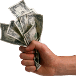 يد تمسك بمجموعة من الأوراق النقدية من فئة الدولار، ترمز لاسترداد نقدي (كاش باك).